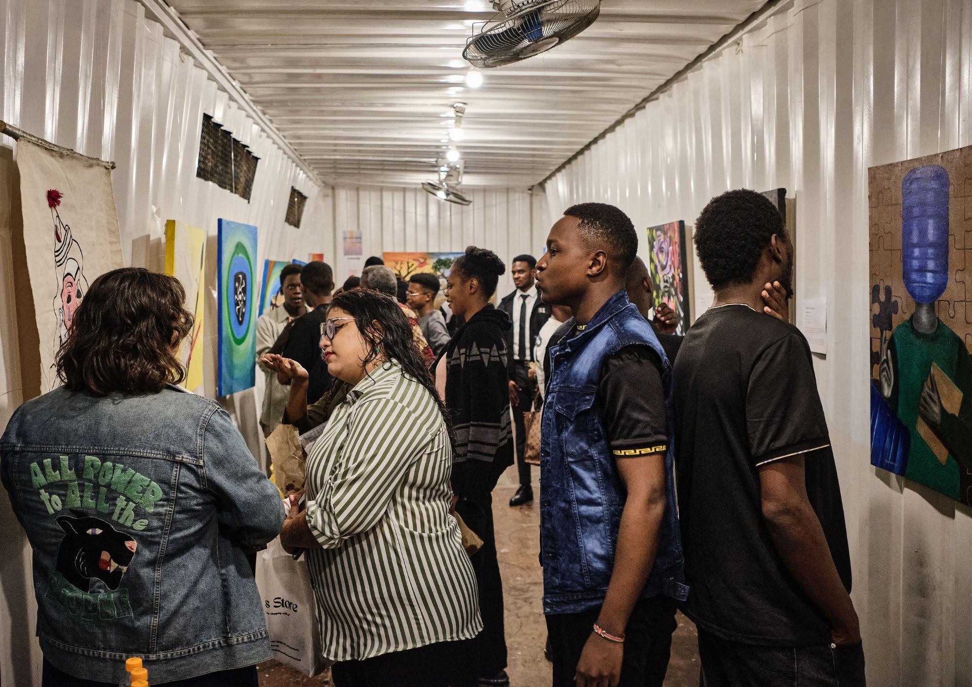 Asistentes en la exposición 'Inner Mirror' realizada por los estudiantes de la Academia Nafasi, el pasado 4 de abril.