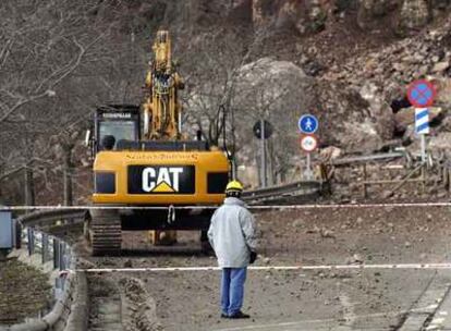 Desprendimiento de tierras provocado por el temporal junto al monasterio de Montserrat.