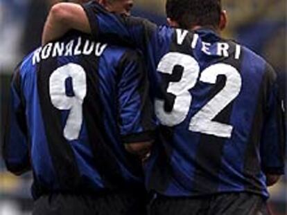 Ronaldo y Vieri se abrazan tras un gol del Inter.
