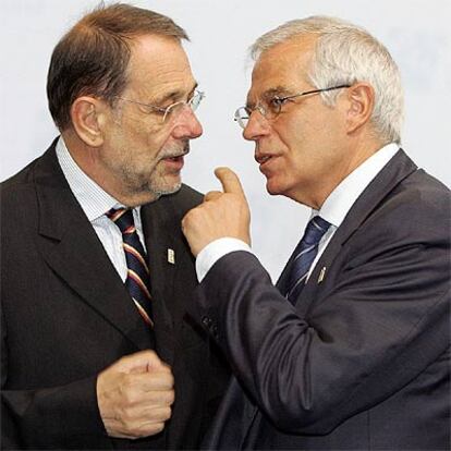 Javier Solana (a la izquierda) y Josep Borrell, en Luxemburgo.