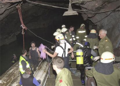 Los grupos de rescate trabajan en el interior del lago.