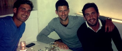 Gómez-Herrera, a la derecha, junto a Djokovic y su hermano Marko en una cena. / @XARLYGOMEZ