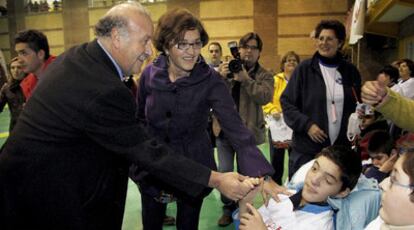 Vicente del Bosque, ayer en Ávila, saluda a niños con parálisis cerebral.