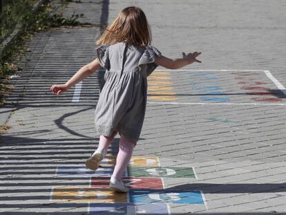 Una niña juega en los alrededores del Parque Santander de Madrid. 