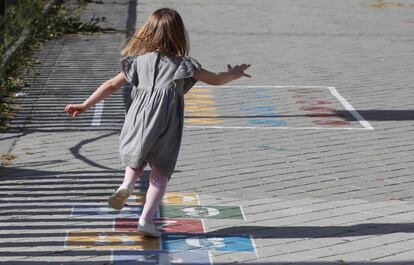 Una niña juega en los alrededores del Parque Santander de Madrid. 
