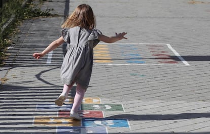 Una niña juega en los alrededores del Parque Santander de Madrid. 