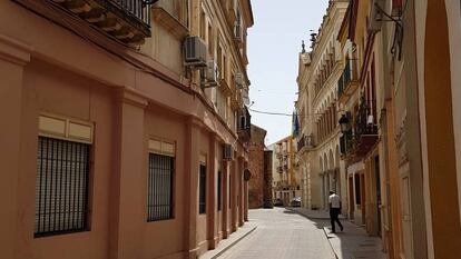 A rua da Feira, com a Prefeitura e a igreja de São Miguel ao fundo, em Andújar.