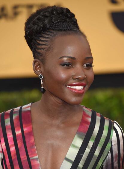 Lupita Nyong’o apostó por un recogido alto y joyas de Fred Leighton.