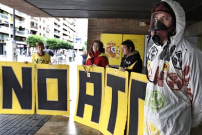 Protesta en la Delegación del Gobierno por miembros de la plataforma contraria a la instalación en Zarra de un almacén de residuos nucleares.