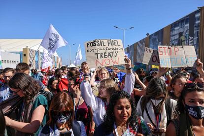 Participantes en la protesta contra el cambio climático en la COP27 celebrada en Egipto este sábado. 