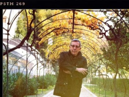 El fot&oacute;grafo Juan Gatti, en el Jard&iacute;n Bot&aacute;nico de Madrid, su lugar favorito para pasear los domingos. 