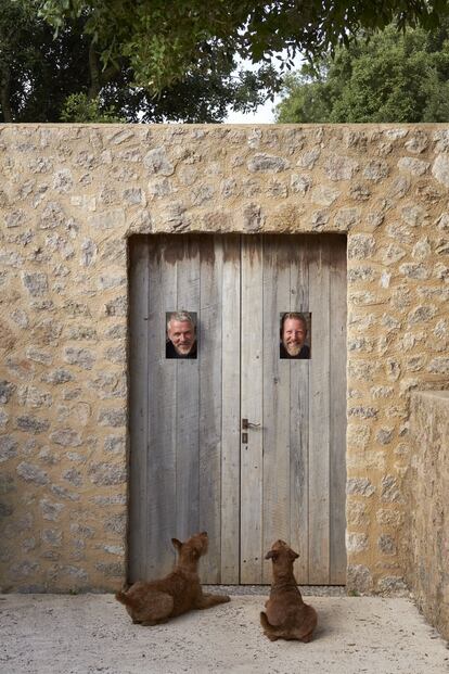 Thomas y Frank, y sus terrier irlandeses Cooper y Buddy.