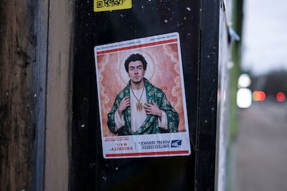Cartel con el rostro de Luigi Mangione con aureola de santo, en una calle de Glasgow