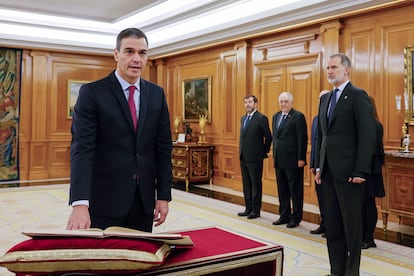 Pedro Sánchez promete el cargo de presidente del Gobierno ante el rey Felipe VI, el 17 de noviembre en el palacio de La Zarzuela.