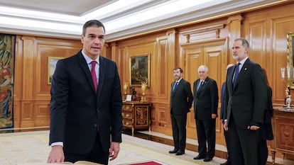 Pedro Sánchez promete el cargo de presidente del Gobierno ante el rey Felipe VI, el 17 de noviembre en el palacio de La Zarzuela.