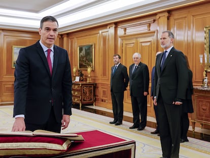 Pedro Sánchez promete el cargo de presidente del Gobierno ante el rey Felipe VI, el 17 de noviembre en el palacio de La Zarzuela.