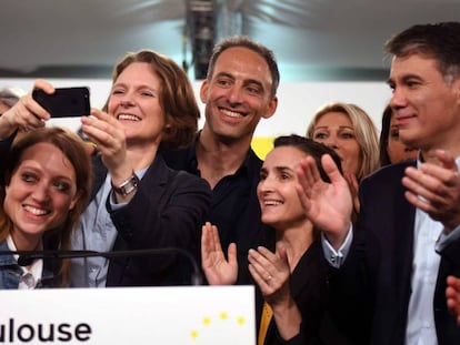 Raphael Glucksmann (centro), Claire Nouvian y el líder socialista Olivier Faure (derecha) en Toulouse 