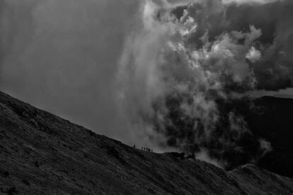 Un grupo de excursionistas caminan por una ladera del volcán Nevado de Toluca, en el Estado de México, el 16 de julio.