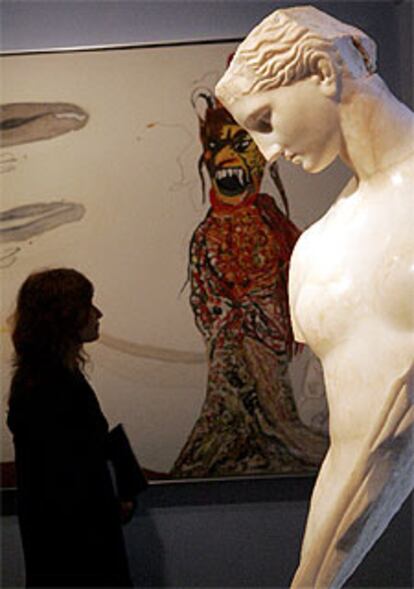 La estatua de Afrodita comparte espacio con el cuadro <i>Cristo y Djinn,</i> de Zush.
/ JOAN SÁNCHEZ