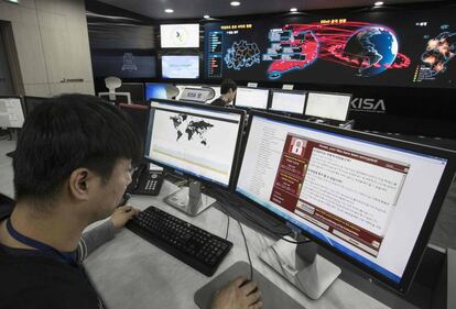 Un empleado del centro de seguridad de Internet de Corea del Sur realiza un seguimiento del virus.