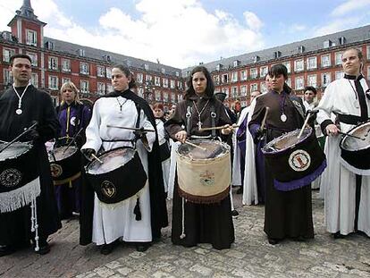 Tamborrada en la plaza Mayor de Madrid