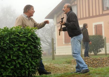 Allain Bougrain-Dubourg se encara con uno de los agresores.