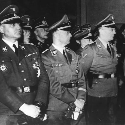 SEGUNDA GUERRA MUNDIAL. Ellecom (Holanda), 28-2-1944.- El Reichsführer de las SS, Heinrich Himmler (2i), visita el centro de formación de la SS holandesa, Avegoor, acompañado del oficial de reclutamiento de las SS alemanas, Gottlob Berger (3i), el comisario del Tercer Reich para Holanda, Arthur Seyss-Inquart (i) y el dirigente del Movimiento Nacional Socialista holandés (NSB), Anton Adriaan Mussert (3d). EFE/cg