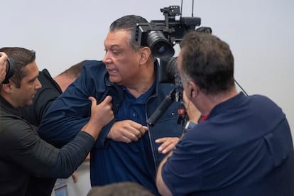 Alex Padilla, en el momento en el que lo sacan a empujones de la sala.