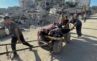 Traslado de heridos tras un ataque israelí en Beit Lahiya, en el norte de la franja de Gaza, en una imagen del 30 de octubre.