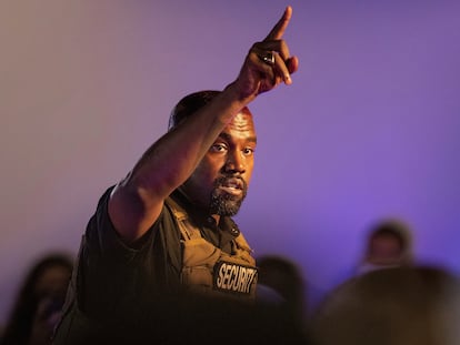 Kanye West em seu primeiro ato de campanha em Charleston, Carolina do Sul.