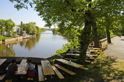 Terraza junto al r&iacute;o Karlsaue, en Kassel.