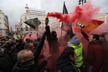 Entre petardos, bengalas y pitos, han coreado consignas contra el presidente de la Comunidad de Madrid y otras como "Ni un paso atrás", "Esta bandera no la merecéis", "De la Puerta del Sol no nos moverán".