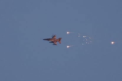 Un avión de combate israelí lanza bengalas sobre una zona cercana a la frontera entre Líbano e Israel.