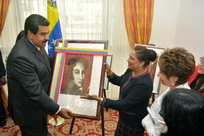 Maduro mostra quadro de Bol&iacute;var em Trinidad e Tobago.