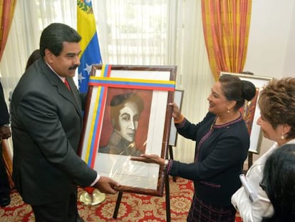 Maduro mostra quadro de Bol&iacute;var em Trinidad e Tobago.