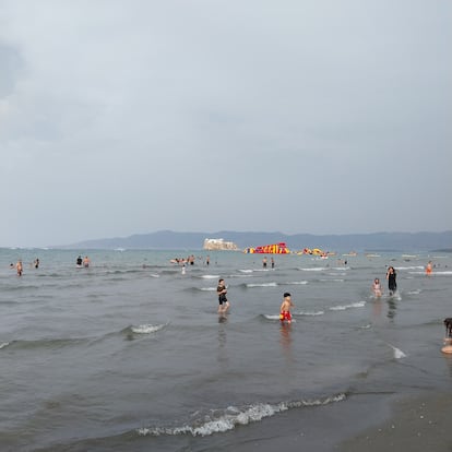 Vista del peñón de Alhucemas desde la playa de Sfiha, el 6 de agosto.