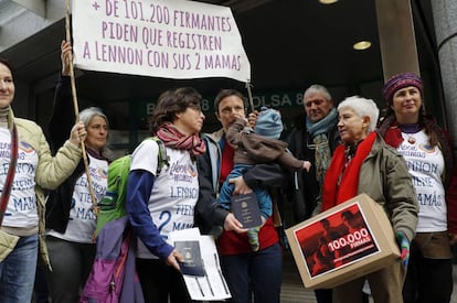 Torres y Kelleher, acompa&ntilde;adas por la presidenta de la Federaci&oacute;n Espa&ntilde;ola de LGTBI, presentan las firmas. 