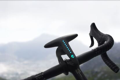 <b>Rutómetro manos libres</b>. Este dispositivo luminoso se ajusta al manillar de la bici y se conecta (vía 'app') al GPS de tu 'smartphone' para indicarte dónde y cuándo girar (o seguir recto) sin tener que sacar el móvil del bolsillo para consultar la ruta. Precio: 89 euros. www.hammerhead.io