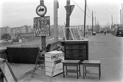 Letrero del "Pinchaubas" un patriarca gitano que vendía muebles en la Perona, en una fotografía realizada por Esteve Lucerón en los años 80 del siglo pasado.