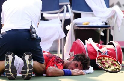 Thomaz Bellucci es atendido por el fisioterapeuta en su enfrentamiento contra James Ward.