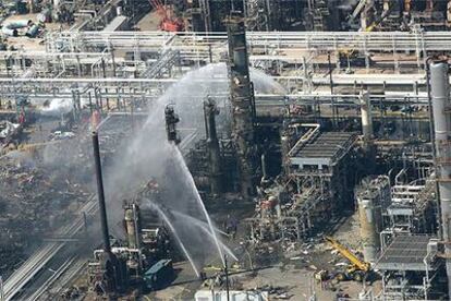 Los bomberos intentan apagar el incendio en la refinería de Tejas.