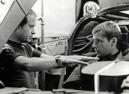 Ridley Scott charla con Harrison Ford durante el rodaje de <i>Blade runner </i><b>en 1982</b>.
