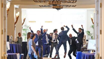 Piqué (a la derecha de la imagen) y el equipo de Kosmos celebran la aprobación de su proyecto, la semana pasada durante la asamblea de la ITF en Orlando.
