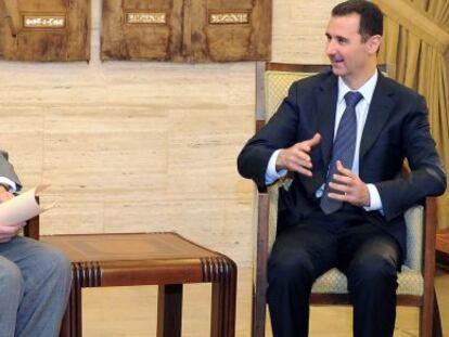 El presidente Asad habla con el enviado Brahimi durante la reunión mantenida hoy en Damasco, en una imagen difundida por la agencia Sana.