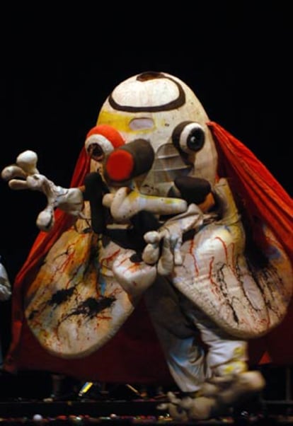 El Teatro Español saca a la calle el espectáculo de marionetas "Merma nuncamuere", en homenaje a Joan Miró, durante la celebración de la Noche en Blanco. Varios museos, teatros e instituciones han abierto gratuitamente sus puertas a esta iniciativa cultural europea.