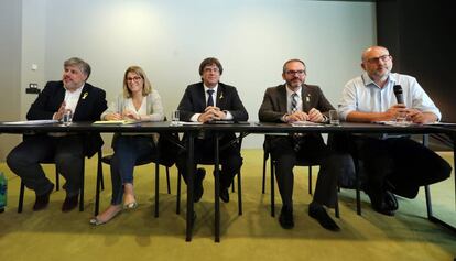 Carles Puigdemont, con diputados de Junts per Catalunya, en Berlín.