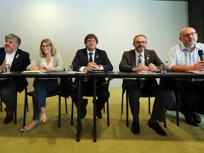 Carles Puigdemont, con diputados de Junts per Catalunya, en Berlín.