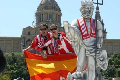 La Plaza de España de Barcelona se ha vestido de rojo y blanco para recibir a los aficionados del Atlético de Madrid.
