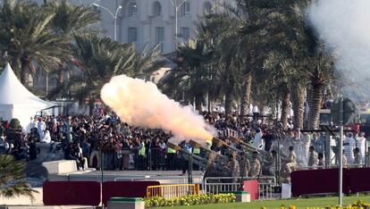 Los militares disparan cañones al aire durante los actos organizados con motivo del Día Nacional de Qatar, en Doha.