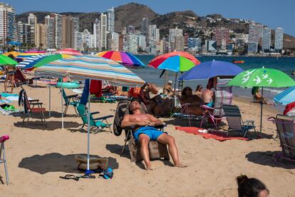 Turistas en la playa de Levante en Benidorm, en plena ola de calor, el 16 de julio de 2022.